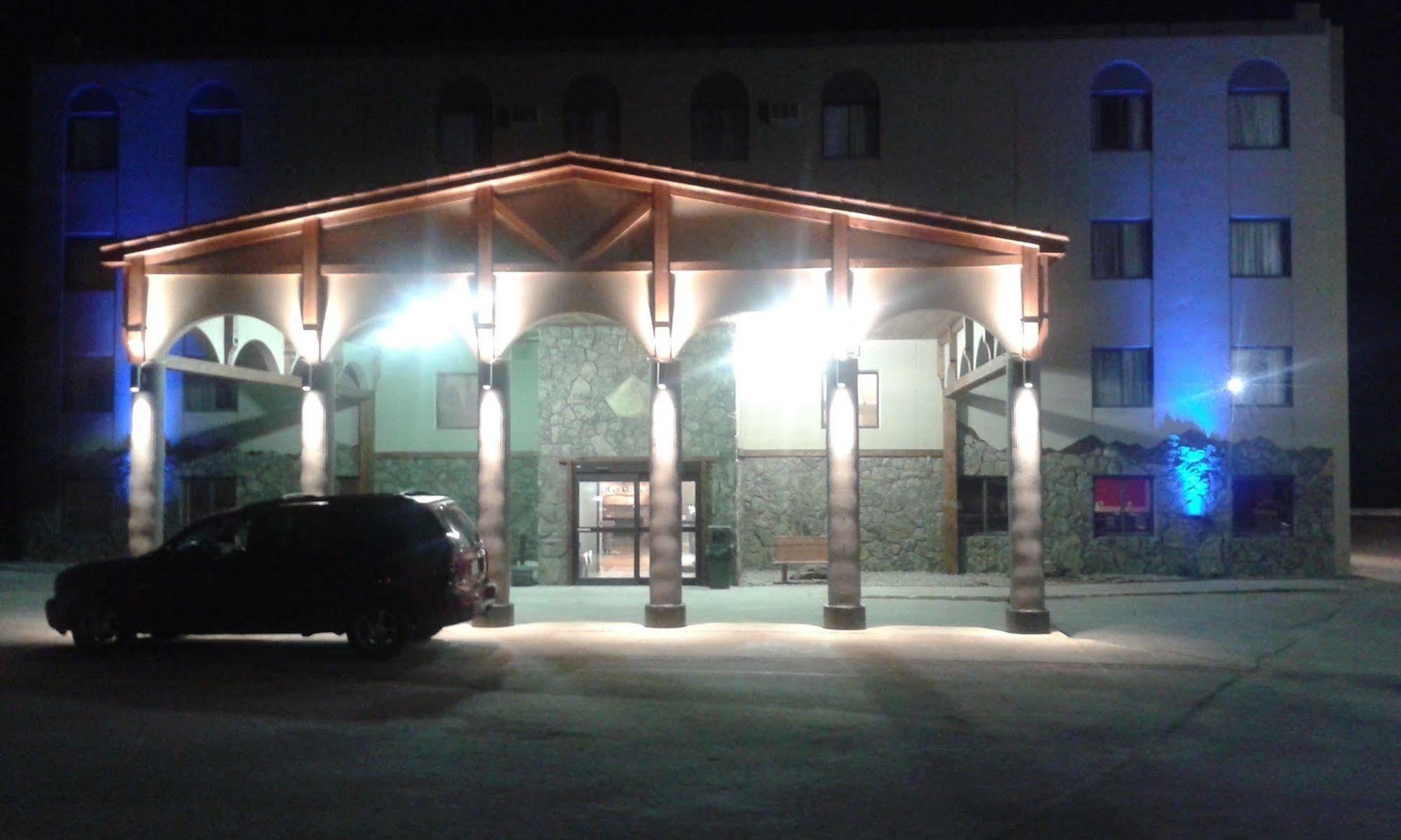 Blackstone Lodge And Suites Lead Exterior photo